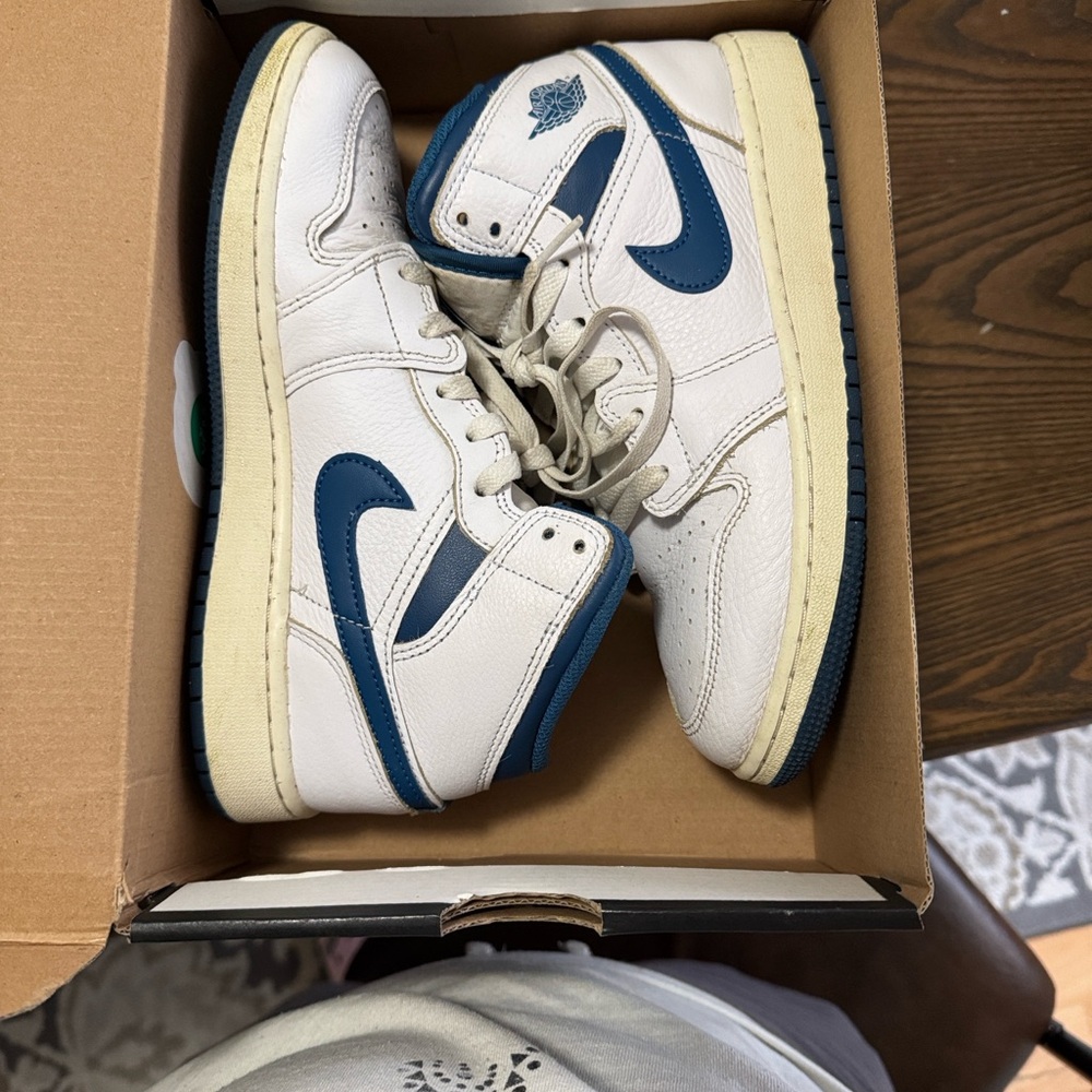 Jordan Air 1 Mid SE in White and Blue